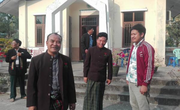 လွတ်မြောက်လာသည့်ဆရာ နှစ်ဦးကို ကချင်အတိုင်ပင်ခံရုံးတွင် တွေ့ရစဉ်။ ဓါတ်ပုံ- Ja Brim Lahpai/ Bima Dau Lum