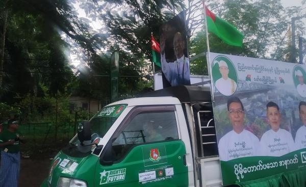 ရွေးကောက်ပွဲမတိုင်မီ မဲဆွယ်ကာလတွင် မော်လမြိုင်မြို့ပေါ်၌ အင်အားပြ လှည့်လည်နေသော ပြည်ခိုင်ဖြိုးပါတီထောက်ခံသူများအားတွေ့ရစဉ်။