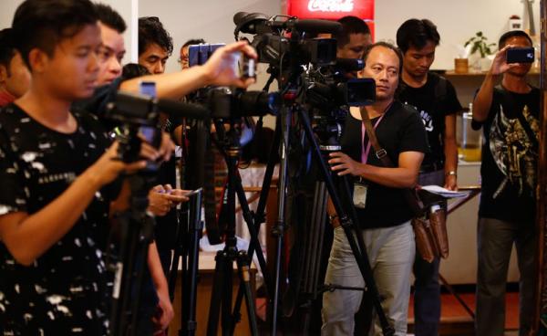 Journalists wearing black outfits attend the press conference of Myanmar Press Council about the two arrested journalists in Yangon, Myanmar, 20 December 2017. Photo: Lynn Bo Bo/EPA-EFE