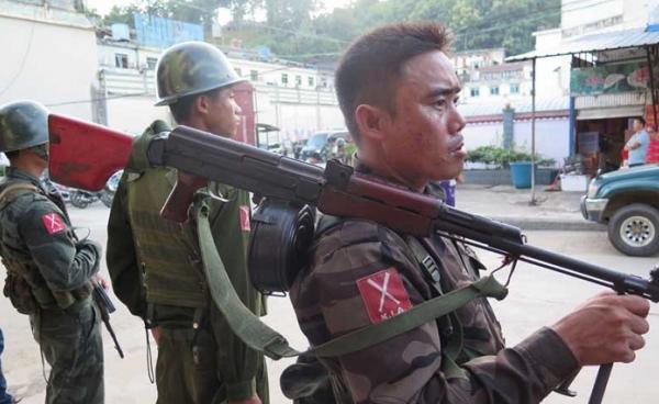 ကချင်ပြည်နယ် လိုင်ဇာမြို့တွင် လုံခြုံရေးယူထားသည့် ကချင်လွှတ်မြောက်ရေးတပ်မတော် (KIA) အား သြဂုတ်လ ၃ ရက် ၂၀၁၄ ခုနှစ်က တွေ့ရစဉ်။ (ဓာတ်ပုံ - မင်းမင်း)