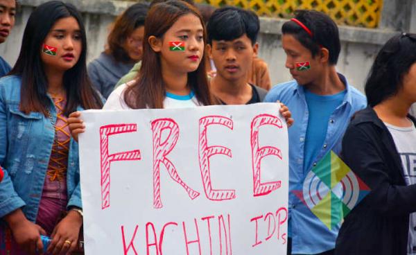   စစ်ရှောင်ရေးလွတ်မြောက်ရေး မြစ်ကြီးနားတွင် ဆန္ဒဖော်ထုတ်နေစဉ်(မေလ ၃ ၊ ၂၀၁၈) 