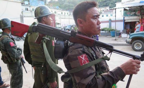 ကချင်ပြည်နယ် လိုင်ဇာမြို့တွင် လုံခြုံရေးယူထားသည့် ကချင်လွှတ်မြောက်ရေးတပ်မတော် (KIA) အား သြဂုတ်လ ၃ ရက် ၂၀၁၄ ခုနှစ်က တွေ့ရစဉ်။ (ဓာတ်ပုံ - မင်းမင်း)