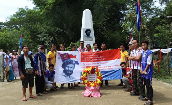  (၆၈)နှစ်မြောက် ကရင့်အာဇာနည်နေ့တွင် စောဘဦးကြီး မွေးဖွားရာ ကန်ကြီးထောင့်မြို့နယ်၊ ဘဲဂရက် ကြီးကျေးရွာသို့ ကရင်လူငယ်များ လွမ်းသူပန်းခွေချ၊ အလေးပြုခဲ့စဉ်(photo/Facebook)