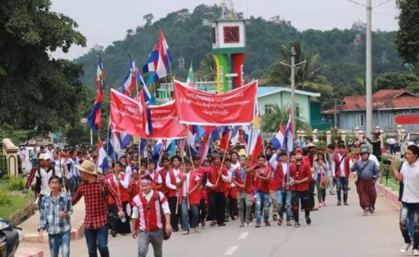 ဗိုလ်ချုပ်အောင်ဆန်းကြေးရုပ်စိုက်ထူမှုကို ဇူလိုင် ၃ ရက်နေ့က ကန့်ကွက် ဆန္ဒပြသူများ (ဓာတ်ပုံ - ခွန်းအသန်း)