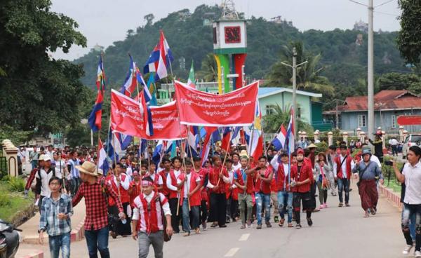 ကယားပြည်နယ်၊ လွိုင်ကော်မြို့တွင် ဗိုလ်ချုပ်အောင်ဆန်းရုပ်တု တည်ဆောက်နေမှုကို ဒေသခံများ ကန့်ကွက်ဆန္ဒဖော်ထုတ် (Photo-Kayah Police)