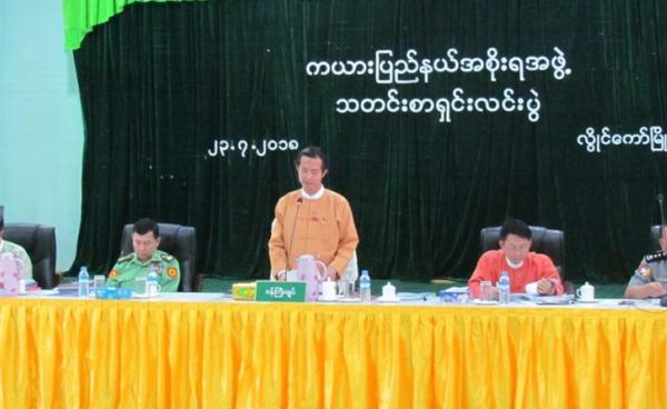 ကယားပြည်နယ်အစိုးရအဖွဲ့ရုံးတွင် ပြုလုပ်သည့် ဇူလိုင် ၂၃ ရက်နေ့ သတင်းစာရှင်းလင်းပွဲတွင် ကယားပြည်နယ်ဝန်ကြီးချုပ် အယ်လ်ဖောင်းရှို ပြောကြားနေစဉ်။