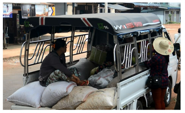 ဝဥများကို မြို့နယ်စျေးများထိ လာရောက်ဝယ်ယူကြသည့် စျေးသည်ကားများကိုတွေ့ရစဉ်