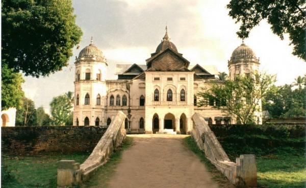 န၀တ ဖျက်ဆီးလိုက်သည့် ကျိုင်းတုံဟော်နန်း