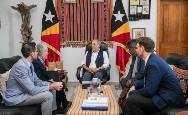 CHRO ဦးဆောင်သော ကိုယ်စားလှယ်အဖွဲ့ နှင့် တီမောသမ္မတတို့ တွေ့ဆုံပုံ။