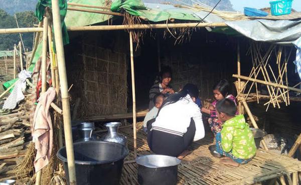 ပုဏ္ဏားကျွန်းမြို့နယ်၊ တောဖျားချောင်းဒေသရှိ ခွေးသေ စစ်ဘေးရှာင်စခန်းမှ မိသားစုတစ်ခုအား တွေ့ရစဉ်။ ဓာတ်ပုံ - ရခိုင်တိုင်းရင်းသားမျိုးနွယ်များအစည်းအရုံး (REC)