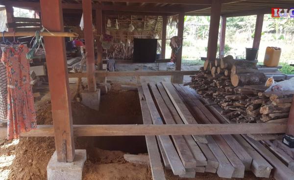 ဒေသခံများ၏နေအိမ်၌ ဗုံးခိုကျင်းတူးထားသည်ကို တွေ့ရစဉ်။