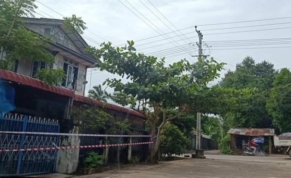 ကိုဗစ်ပိုးတွေ့ရှိသည့် ဖားအံမြို့ ရပ်ကွက်ရှိ နေအိမ်ကို ပိတ်ထားစဉ်