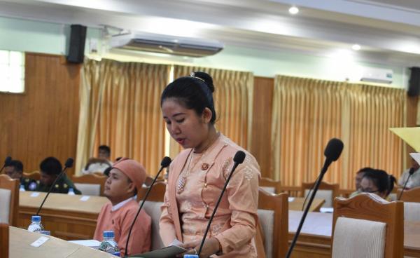 အဆိုရှင် ဒေါ်ခိုင်ခိုင်လဲ့(ဓါတ်ပုံ -မွန်ပြည်နယ်လွှတ်တော်)