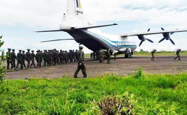 ပူတာအိုမြို့လေယာဉ်ကွင်းမှာ စစ်တပ် စစ်အင်အားအလုံးအရင်းမြင်တွေ့ရတဲ့မြင်ကွင်းဖြစ်ပါတယ်။ (ပုံဟောင်းအသုံးပြုထားပါတယ်)