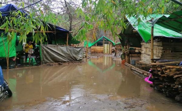 မိုးတွင်းရေဝပ်နေသော ဘွမ်ရာယန်စစ်ရှောင်စခန်း