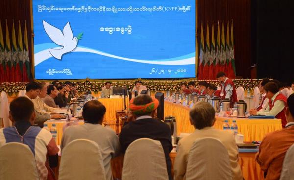 ငြိမ်းချမ်းရေးကော်မရှင်နှင့် ကရင်နီအမျိုးသားတိုးတက်ရေးပါတီ(KNPP)တို့၏ ဆွေးနွေးပွဲကို ဧပြီလ ၂၆ ရက်နေ့တွင် ကယားပြည်နယ်၊ လွိုင်ကော်မြို့ရှိ ပြည်နယ်ခန်းမ၌ ကျင်းပနေသည်။ (ဓါတ်ပုံ-မော်ဦးမြာ/ကန္တာရဝတီတိုင်း(မ်))