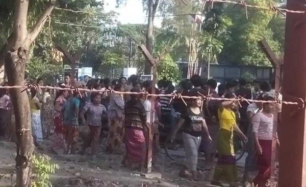 အဓမ္မပြုကျင့်သည်ဟု စွပ်စွဲခံရသူများကို ရဲစခန်းတွင် ထိန်းသိမ်းထားစဉ် လူစုလူဝေးဖြစ်ပွားခဲ့သည်။ (ဓာတ်ပုံ - ဇော်ဇော်ထွန်း)