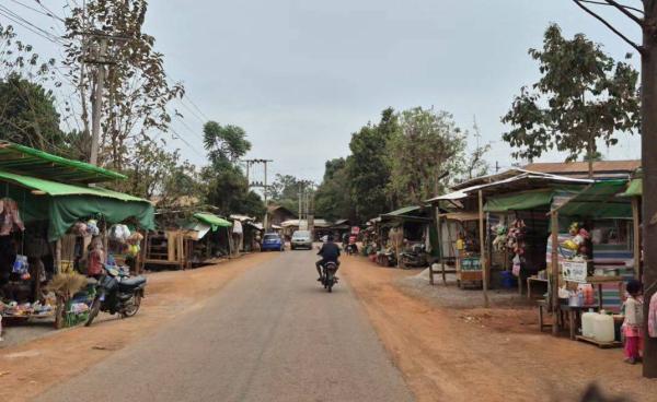 ဒီးမော့ဆိုအနောက်ခြမ်းက အခြေခံစားသောက်ကုန်တွေ ရောင်းချတဲ့ ဈေးတန်းကို တွေ့ရစဉ်