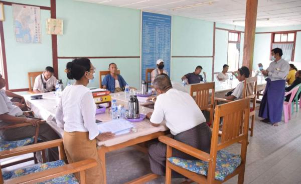 ပြည်နယ်အစိုးရ၏ညွန်ကြားချက်၅ချက်ကို ခရီးသည်ပို့ဆောင်ရေးယာဉ်လိုင်းအသင်းရုံးတွင် ရှင်းလင်းပြောကြားနေစဉ် (ဓါတ်ပုံ -နော်ဒွေးအယ်ခူ)