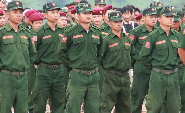 ကယန်းပြည်သစ်တော်လှန်ရေးကောင်စီ၏ နှစ် ၅၀ပြည့် ရွှေရတုအခမ်းအနား ပြုလုပ်နေသည်ကို မြင်တွေ့ရစဉ်။