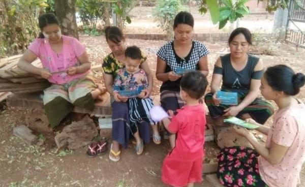 ကျန်းမာရေးနှင့်အားကစားဝန်ကြီးဌာန COVID-19 ပညာပေးလက်ကမ်း စာစောင်တွေကို လောပိတဖောင်ဒေးရှင်းမှာ ဖြန့်ဝေပေးနေစဉ်။ ဓါတ်ပုံ – Kayah Lay Loikaw Facebook