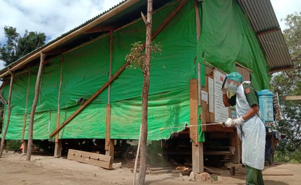 လူနေဆောင်များကို ကယန်းပြည်သစ်ရဲဘော်မှ ပိုးသတ်ဆေးဖျန်းနေစဉ်