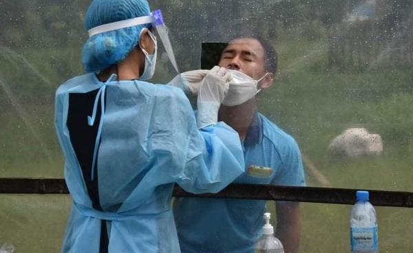 စစ်ရှောင်တနေရာတွင် Covid–19 စစ်ဆေးနေစဉ် (ဓါတ်ပုံ –  CJ)