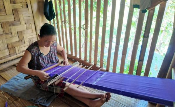 ကရင်အင်္ကျီဂါဝန်ရှည်ကို ရက်လုပ်နေတဲ့ နာယူဖောကို တွေ့ရစဉ်။