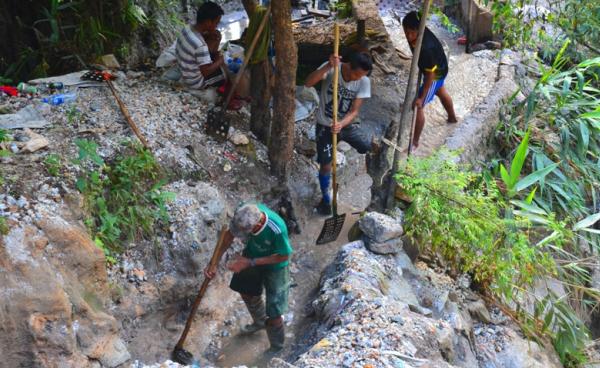 မော်ချီးသတ္တုတွင်း၌ ခဲလုပ်ကွက်များလုပ်ကိုင်နေသူများ(ဓါတ်ပုံ-လင်းသန့်)