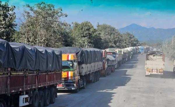 ကလော-သာစည်ကြား ကျွဲတပ်ဆုံဂိတ်တွင် ပိတ်မိနေသည့် ကုန်ကားများ။