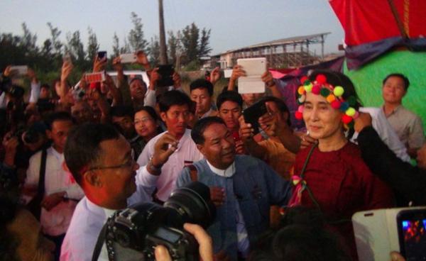 ၂၀၁၅ ရွေးကောက်ပွဲမတိုင်မှီ ဒေါ်အောင်ဆန်းစုကြည် ကယားပြည်နယ်ကို စည်းရုံးရေး ခရီးစဉ်တွင်မြင်တွေ့ရစဉ်။