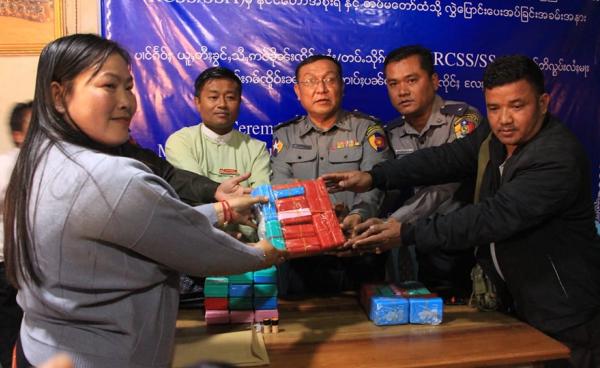 Photo by SHAN/ ဖမ်းဆီးရမိသည့် မူးယစ်ဆေးများ အပ်နှင်းနေသည့် ပုံ