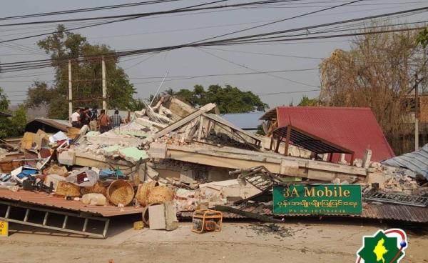 မတ်လ ၂၈ ရက်နေ့ ညနေပိုင်းက လှုပ်ခတ်ခဲ့သည့် အင်အား ပြင်း ငလျင်ကြောင့် ကျောက်ဆည်မြို့တွင် ပြိုကျပျက်စီီးသွားသည့် အ ဆောက် အဦးများကို တွေ့ ရစဉ်။ (ဓါတ်ပုံ – Pyae Gyi လူမှုကွန်ယက်စာမျက်နှာ)