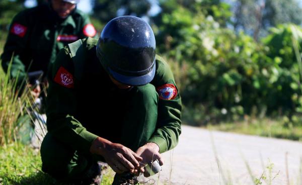 ထိန်းချုပ်နယ်မြေများတွင် အာရက္ခတပ်တော် (AA) တပ်ဖွဲ့ဝင်များက မိုင်းရှင်းလင်းရေး လုပ်ဆောင်နေသည်ကို ၂၀၂၅ ခုနှစ်၊ ဇန်နဝါရီလအတွင်း တွေ့ရစဉ်။ ဓာတ်ပုံ - APM