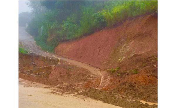 မြို့ချင်းဆက်လမ်း၊ ရွာချင်းဆက်လမ်း တစ်ချို့နေရာများတွင် မြေပြိုမှုများဖြစ်ပေါ်နေပုံ (ဓါတ်ပုံ -  Boco Tulic Top)