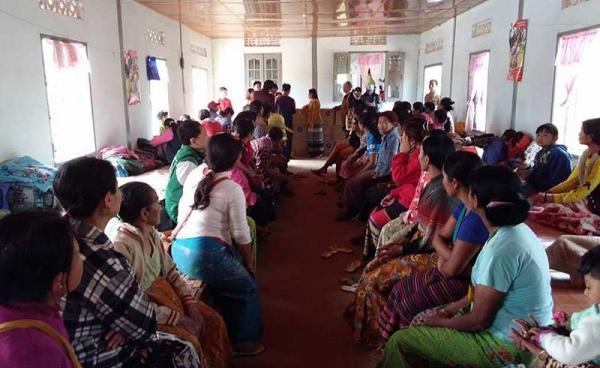 လားရှိုးမြို့ အီနိုင်းအုပ်စု စစ်ဘေးရှောင်များအား နမ္မတူမြို့နယ် ပြည်နယ်လွှတ်တော်ကိုယ်စားလှယ်ကသွားရောက်တွေ့ဆုံစဉ်