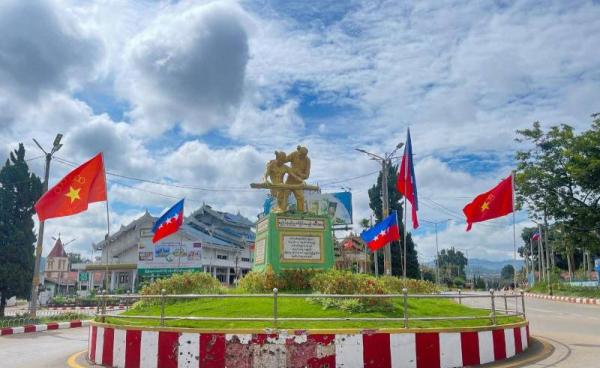 လားရှိုးမြို့၌ ကိုးကန့်တပ် နှင့် ညီနောင်မဟာမိတ်အလံ လွှင့်ထူထားသည်ကို ၂၀၂၄ ခုနှစ် ဩဂုတ်လအတွင်းကမြင်တွေ့ရစဥ်။ (ဓါတ်ပုံ − AFP)