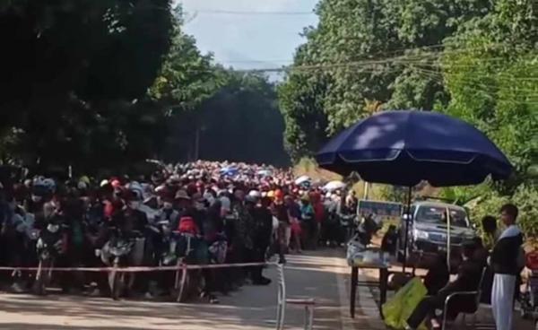 လောက်ကိုင်မြို့မှ ထွက်ခွာလာသည့် ရွှေ့ပြောင်းလုပ်သားများကို နိုဝင်ဘာလ ၂၆ ရက်နေ့က တွေ့ရစဉ်။ ဓာတ်ပုံ - CJ