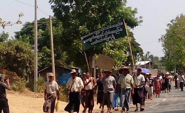 အံတော်ကျေးရွာပိုင် စားကျက်မြေ ၁၃၅ ဧကကို ပြန်လည် ပေးအပ်ရန် ဒေသခံများ ဆန္ဒဖော်ထုတ် တောင်းဆို (ဓာတ်ပုံ- ကိုညီလေး)