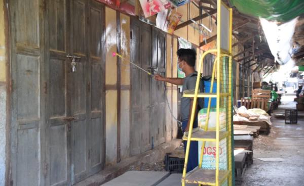 လွိုင်ကော်တောင်ဈေးက ဆိုင်တွေပိတ်ထားတဲ့ရက်တွေမှာ ပိုးသတ်ဆေးတွေ လိုက်ဖြန်းနေကြတဲ့မြင်ကွင်းတစ်ခု