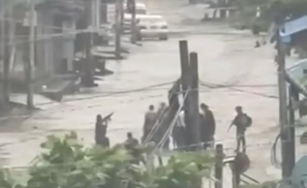 ပုံအညွှန်း - ဒေသခံအချို့ကို ဖမ်းဆီးသွားသည့် စစ်ကောင်စီစစ်ကြောင်း။