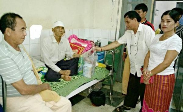 ဓါးခုတ်ခံရသဖြင့် ဆေးရုံတက်ဆေးကုသမှုခံယူနေရသူ စိုင်းဆန်ပန်အား SNLD ပါတီက သွားရောက်ကြည့်ရှုအားပေး (Photo: Sai Lern/Facebook)