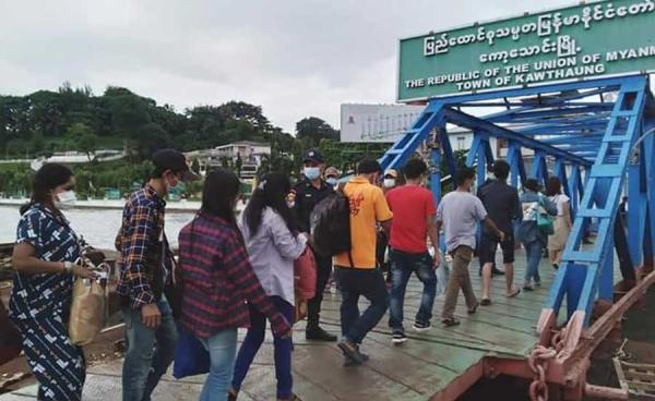 ၂၀၂၂ ခုနှစ်က ထိုင်းနိုင်ငံသို့ တရားမဝင်သွားရောက်မှုကြောင့် အာဏာပိုင်အဖွဲ့များ၏ ဖမ်းဆီးခြင်းခံရသည့် ရွှေ့ပြောင်းလုပ်သားများ။ ဓာတ်ပုံ - မြဝတီ&မဲဆောက်မီဒီယာ