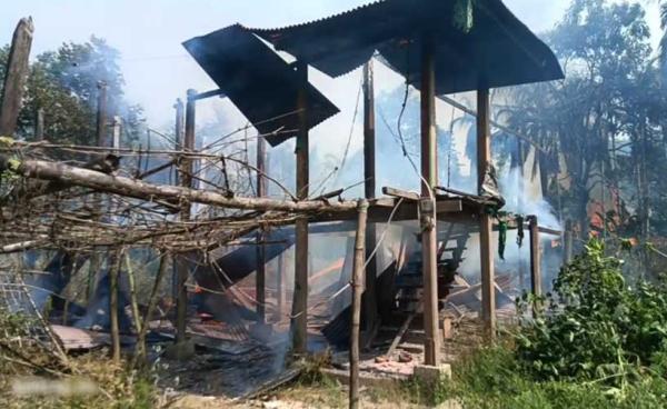 ပုံစာ - လေကြောင်းဗုံးကြဲမှုကြောင့် ဇူလမွတ်ဆလင်ကျေးရွာမှ မီးလောင်ပျက်စီးသွားသည့် နေအိမ်အချို့။ ဓာတ်ပုံ - APM