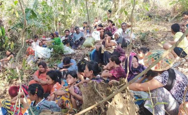 ဖာပွန်မြို့သိမ်းတိုက်ပွဲကြောင့် နေရပ်စွန့်ခွာ တိမ်းရှောင်နေရသည့် ဒေသခံအချို့ (ဓါတ်ပုံ- KNU- Mutraw News) (ပုံဟောင်းဖြစ်ပါသည်)