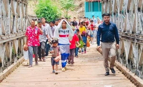 အိန္ဒိယတွင် အကျဉ်းကျနေသည့် မြန်မာနိုင်ငံသားများကို ၂၀၂၄ ခုနစ် ဇွန်လတွင်းက စစ်ကောင်စီထံ လွှဲပြောင်းပေးအပ်စဥ် ဓါတ်ပုံ - မဏိပူရပြည်နယ်ဝန်ကြီးချုပ် လူမှုကွန်ရက်စာမျက်နှာ