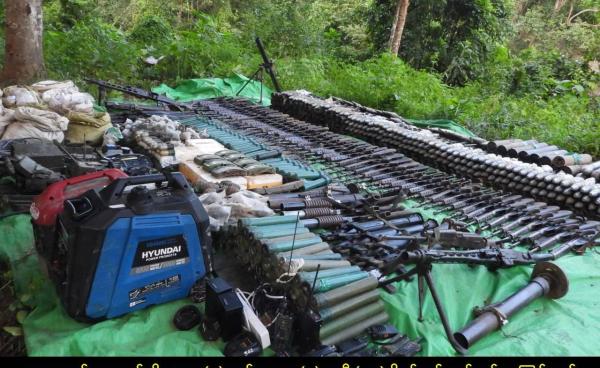 အာရက္ခတပ်တော်(AA)သိမ်းပိုက်ထားသည့် အမ်းမြို့နယ် မဲတောင်ဗျုဟာကုန်းရှိ စစ်လက်နက်ခဲယမ်းများ ဓါတ်ပုံ-AA Info Desk