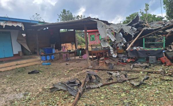 နိုဝင်ဘာလ ၂၈ ရက်နေ့၊ မနက်ပိုင်းမှာ စစ်ကောင်စီ လက်နက်ကြီးပစ်ခတ်မှုကြောင့် ပျက်စီးသွားတဲ့ စစ်ဘေးရှောင်တစ်ဦးရဲ့ နေအိမ်