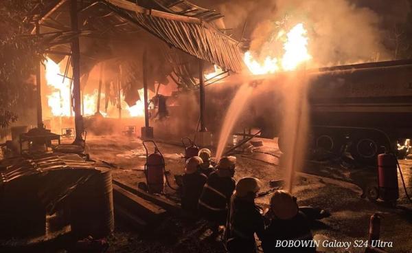 မင်းသန့်စက်သုံးဆီဆိုင်မီးလောင်ကျွမ်းမှုဖြစ်စဉ် (ဓါတ်ပုံ- ဘိုဘိုဝင်း)