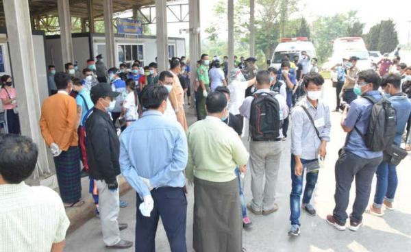 Photo by U Htun Maesai/ ထိုင်းနယ်စပ် တာချီလိတ်ရှိ တံတား(၂) သို့ ဧပြီ ၆ ရက်က ရောက်ရှိလာသူ ပြန်တော်ပြန်များ။